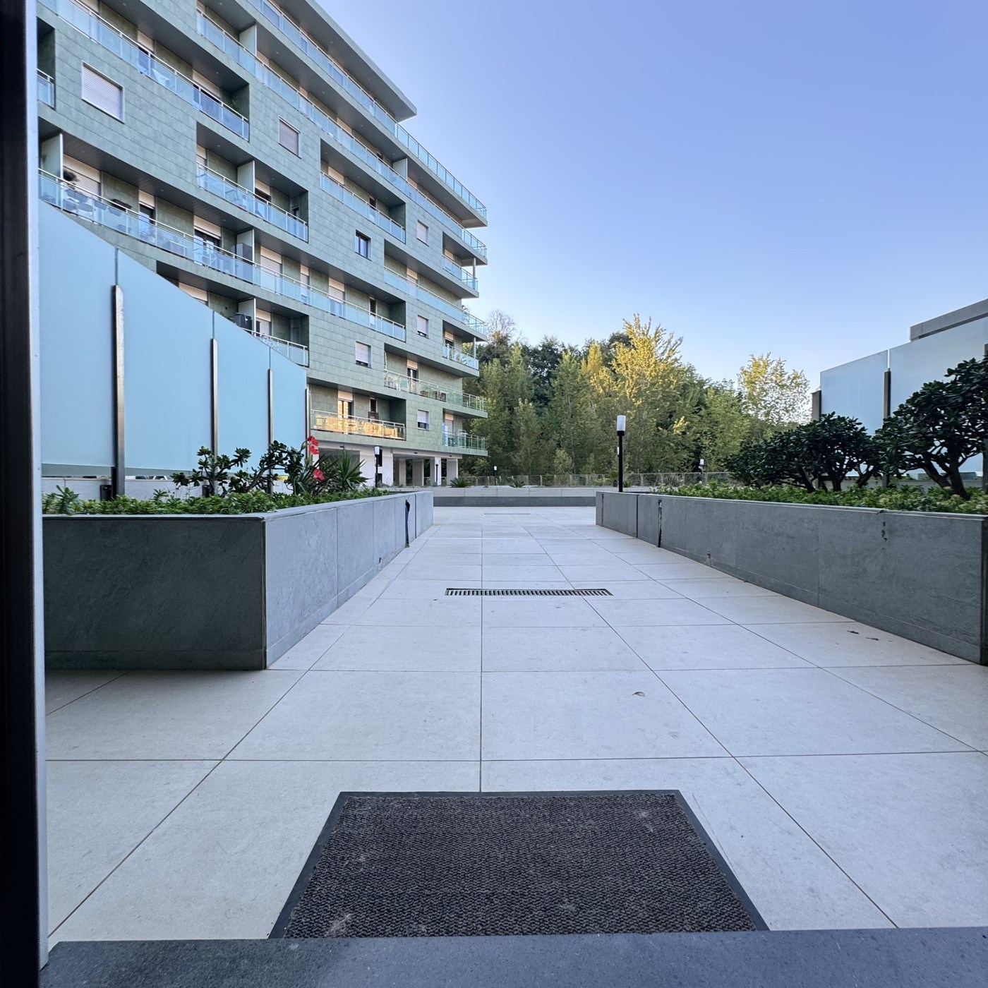 Dal portone della scala A verso il parco